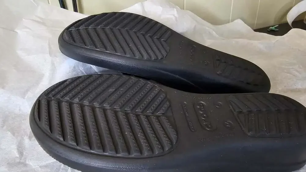 Crocs Sanrah Hammered Circle Wedge Flip Sandals Size 6